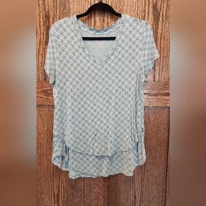 Latched Mama Light Blue V-Neck Short Sleeve Tee with Geometric Print